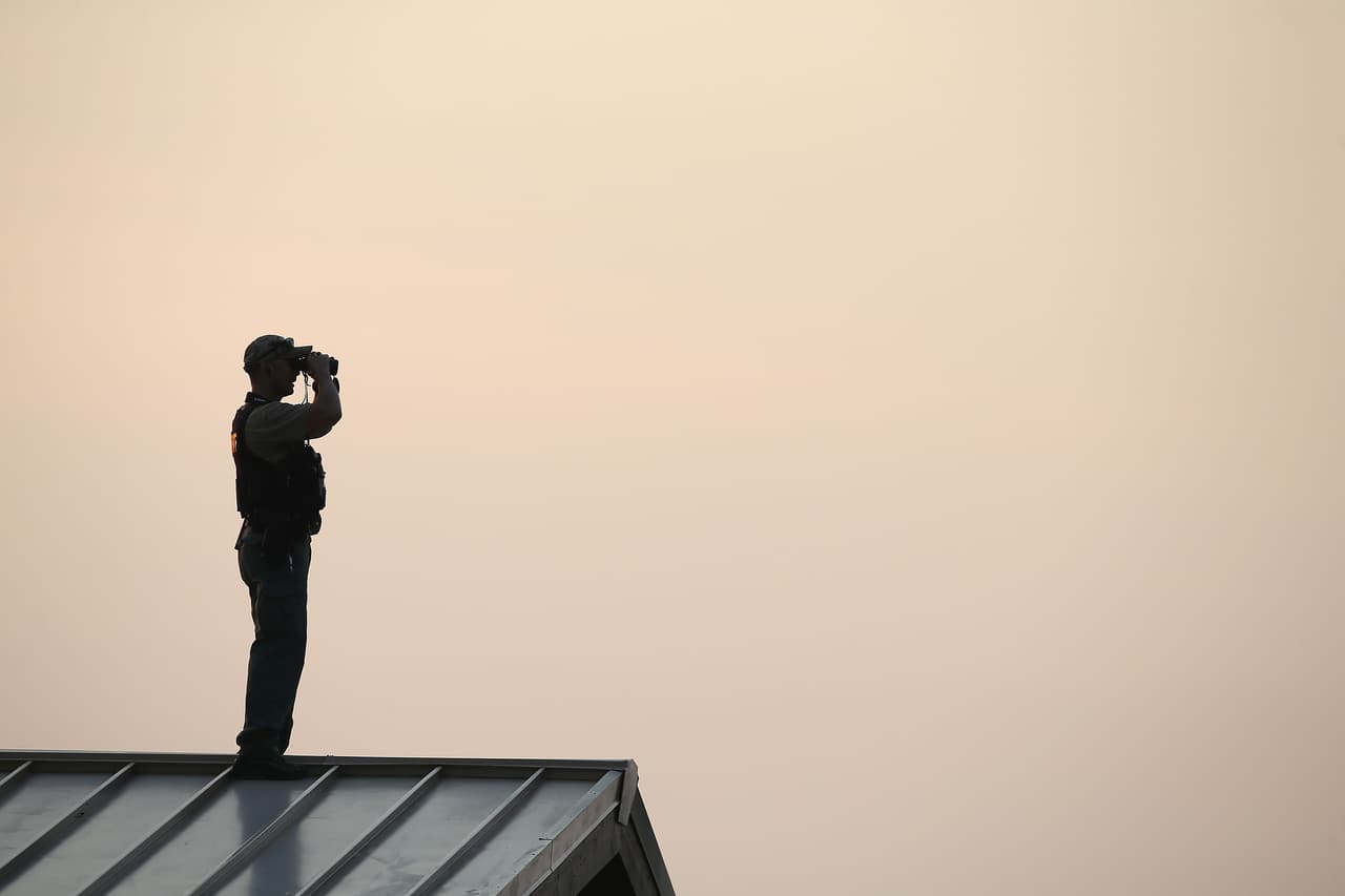 De acuerdo con los reportes, Gliniewicz estaba persiguiendo a los sospechosos a pie cuando mencionó por radio que estaba investigando “actividades sospechosas” y poco después se perdió contacto con él.