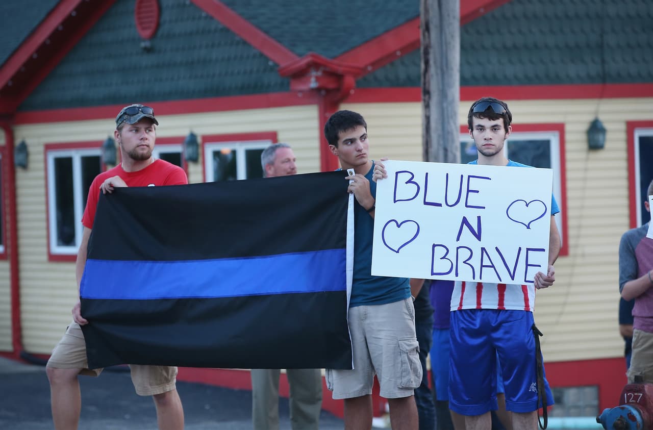 Patrulleros de la ISP, SWAT, Operaciones Aéreas y varias unidades de apoyo están en el lugar asistiendo con la búsqueda de los tres hombres, a quienes se considera extremadamente peligrosos.