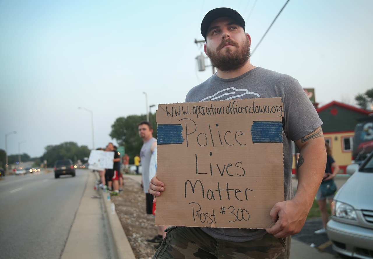 Con pancartas en mano vecinos de este poblado, localizado a unas 60 millas al norte de Chicago, manifestaron su sentir por la muerte del oficial caído, a quienes sus amigos llamaban de cariño "G.I. Joe".