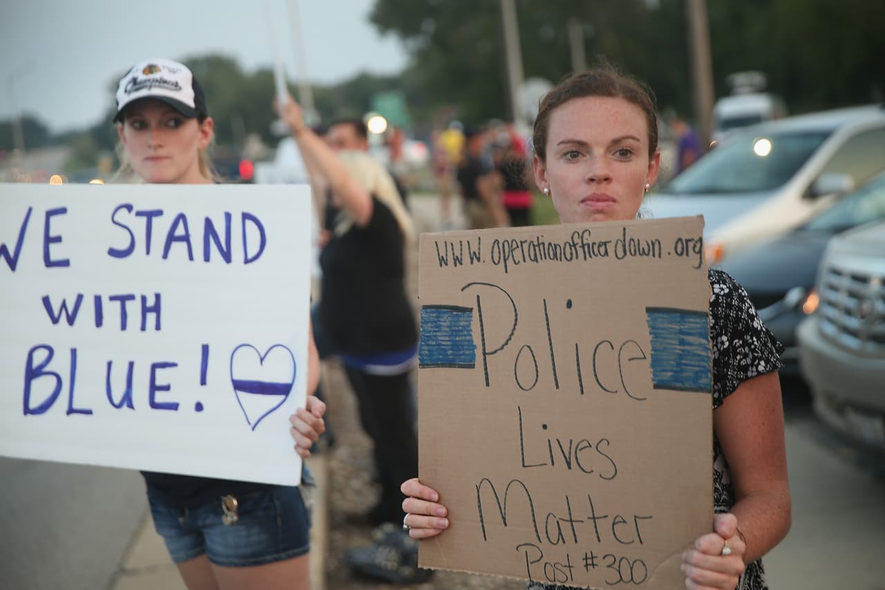 Residentes de Fox Lake salieron a la calle para manifestar su apoyo a los oficiales que participan en la cacería humana por la muerte del policía Charles Joseph Gliniewicz.