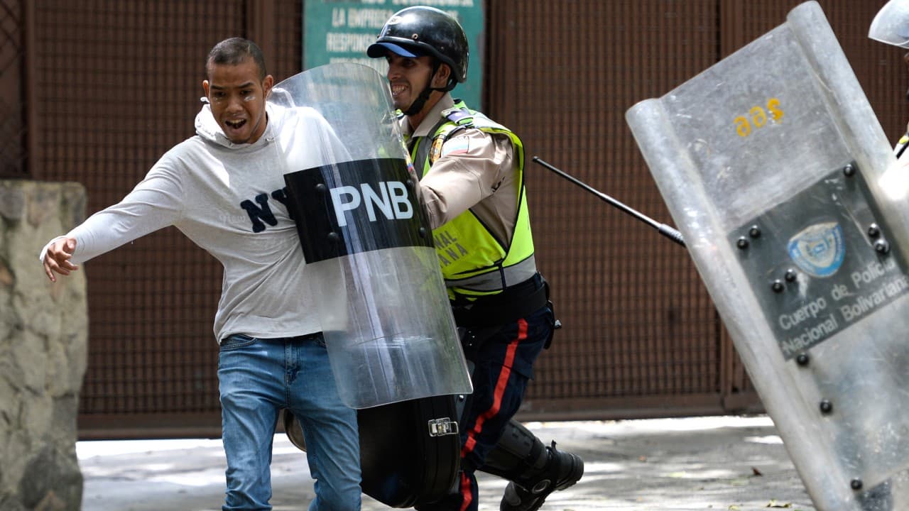 "¡Yo soy músico!": los gritos de un joven para evitar su arresto durante una protesta en Venezuela