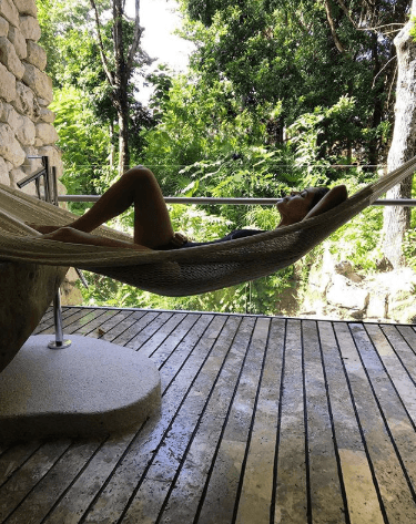 Y para dar una pista de donde se encontraba escribió "en medio de la selva".