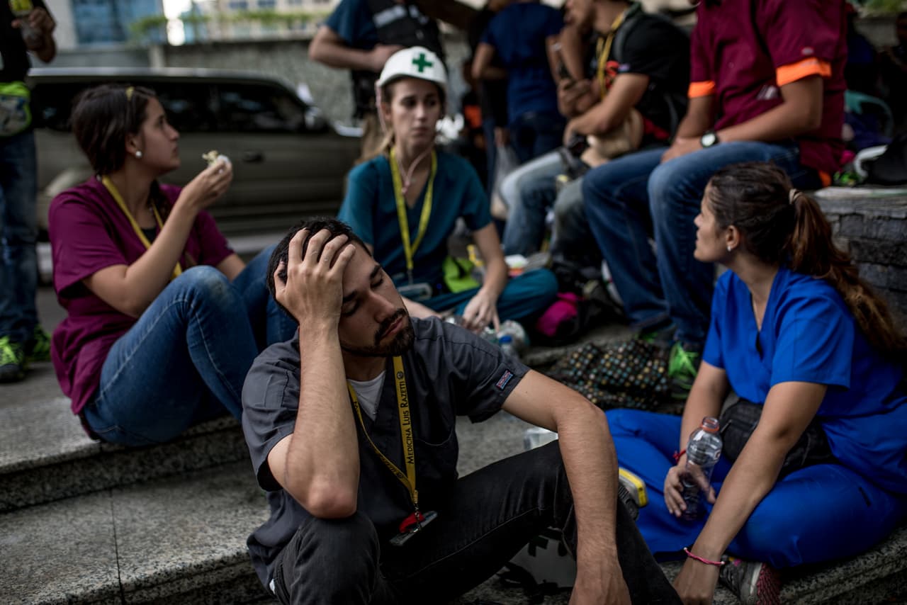 The 'white helmets' end up exhausted at the end of the day. The wounded who also include officers and passers-by, are putting more pressure on the oil-rich country's overwhelmed hospital. The country has been engulfed for years in a seemingly endless circle of economic crisis, lack of basic goods, and young people willing to risk their lives to protest against the socialist government that has been in power since 1999.