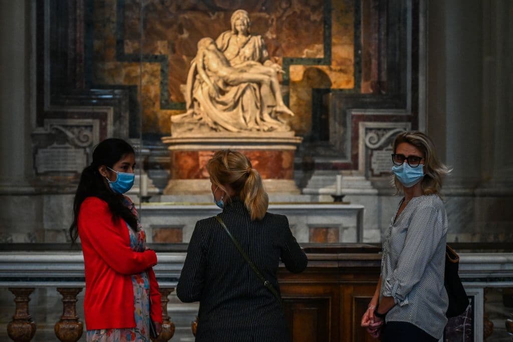 De manera extraña este ataque dejó algo bueno, y es que aquellas personas que estaban a cargo de restaurarla descubrieron la firma de Miguel Ángel entre el mármol. Así como la Mona Lisa, La Piedad, igual fue protegida con un vidrio para que no volviera a ocurrirle una desgracia.