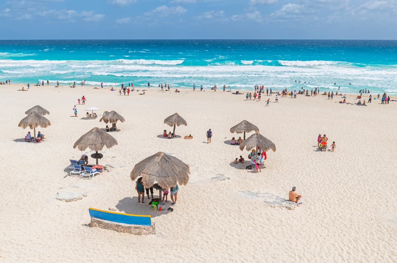 <b>Puesto 5. Playa Delfines, Cancún, Quintana Roo.</b>
<br>
<br>Es una hermosa y extensa playa de arena fina y oleaje intenso ubicada cerca del yacimiento arqueológico El Rey.