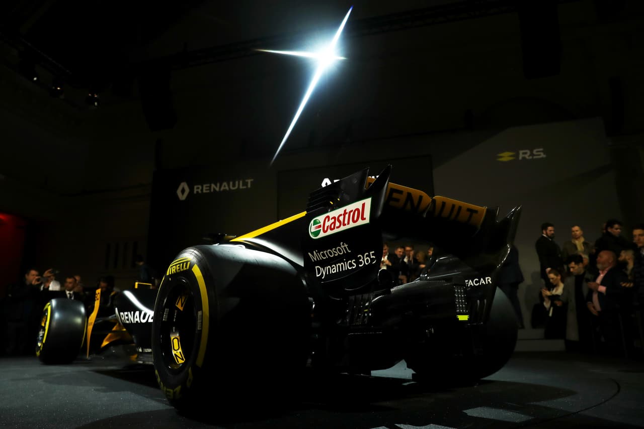 El reglamento técnico de la Fórmula 1 estipula que los alerones traseros serán más voluminosos, lo que se ve a las claras en esta imagen. El motor de RS17 es totalmente nuevo, y las mejoras, según lo poco que reveló el equipo, se centran en mejores conductos para todos los fluídos del impulsor.
