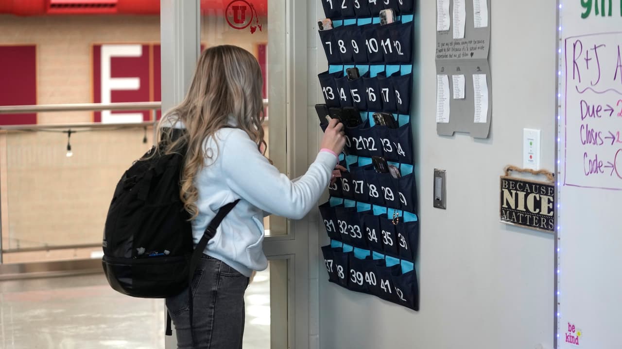 Nueva Jersey propone prohibir celulares en escuelas y limitar redes a menores