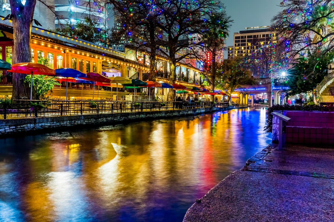 <h3 class="cms-H3-H3">12. San Antonio, Texas</h3>
<br>
<br>Su multicultural River Walk, con su gran variedad de 
<a href="https://www.univision.com/temas/restaurantes">restaurantes </a>y bares, 
<b>ya es suficiente motivo para pasar unas vacaciones de ocio total en la ciudad.</b> Sin embargo, también hay otras ofertas como el Parque Brackenridge, el Parque Histórico Nacional San Antonio Missions y hasta Six Flags Fiesta Texas.