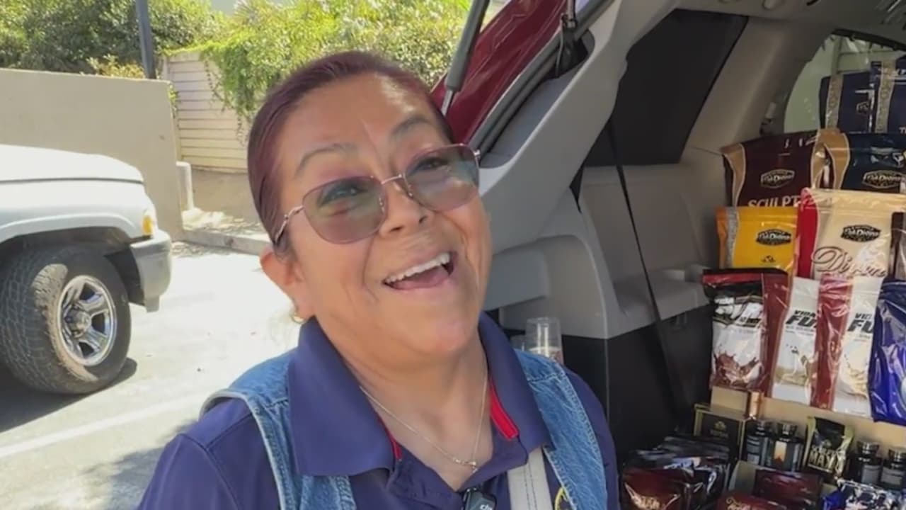 Una mujer vende café en la calle, usa la tecnología para ampliar su clientela y no se deja vencer ante las adversidades