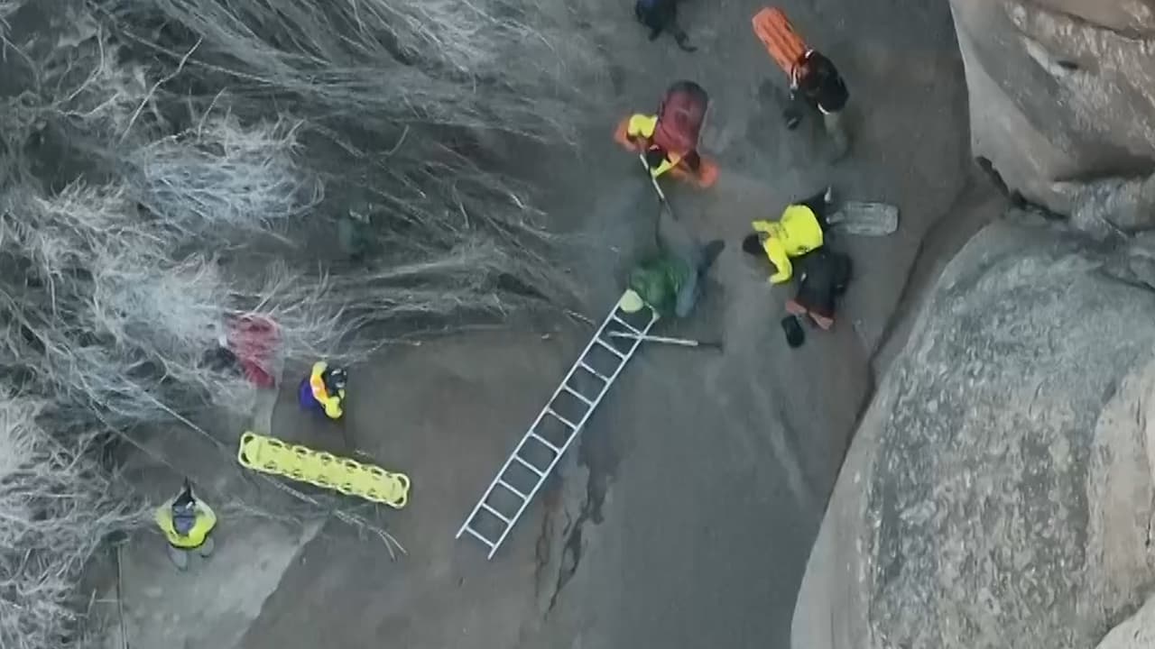 En video: Con palas y una escalera rescatan a un excursionista atrapado en arenas movedizas en Utah