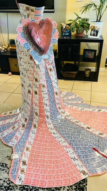 El 
<b>diseño por detrás tiene este enorme corazón también formado por naipes</b> y a pesar de la dedicación que Kaylee puso, el resultado no fue el esperado.