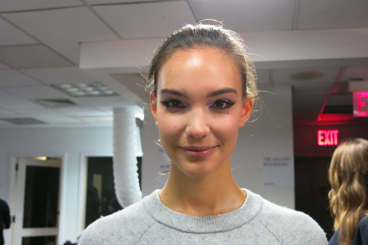 Un tono lavanda pastel se apoderó de los párpados de las modelos. Se mezclaron dos colores para poder lograr ese tono.
<br>