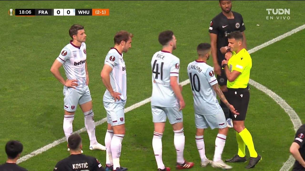 ¡Expulsión! El árbitro saca la roja directa a Aaron Cresswell.