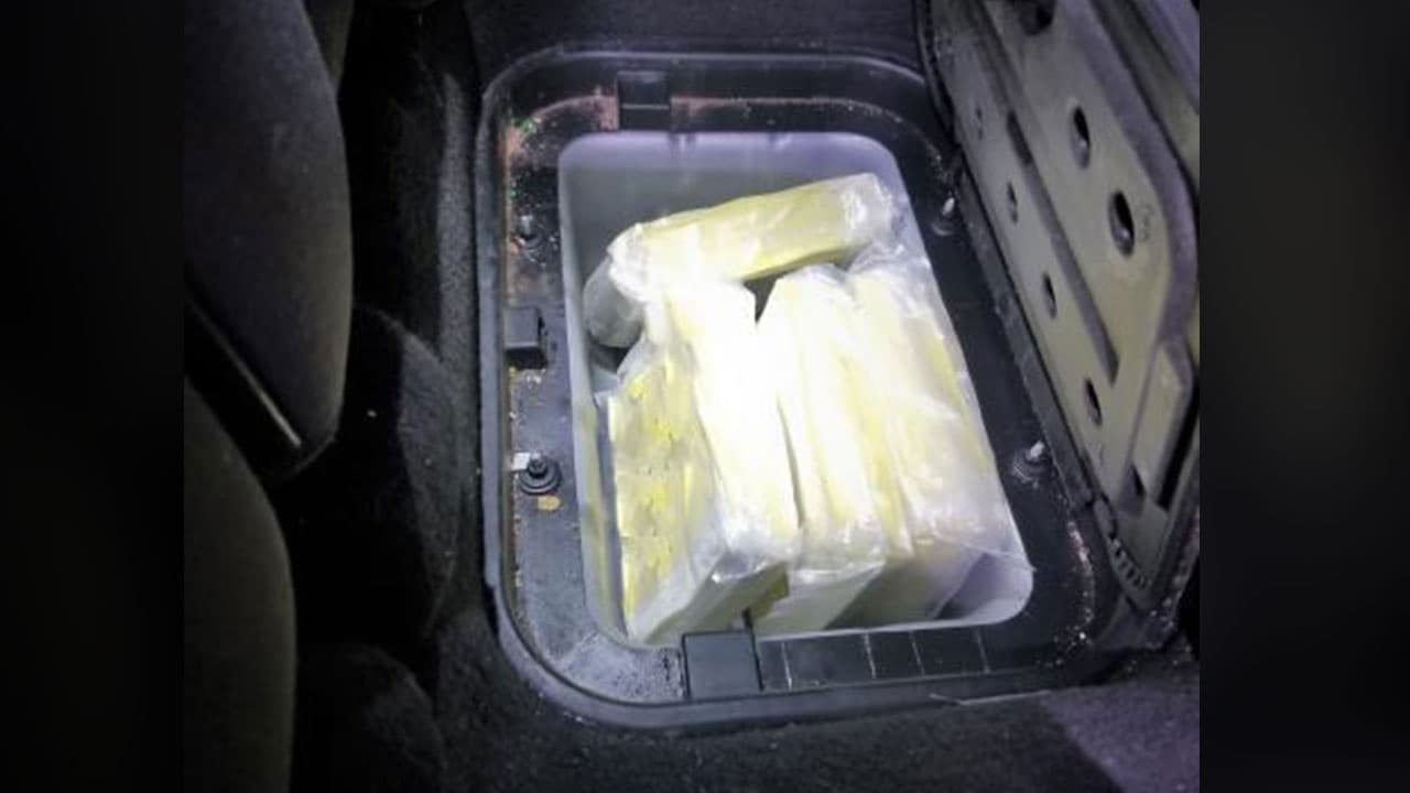 Los narcotraficantes usan varias estrategias para esconder la droga en los vehículos. En febrero de 2019, por ejemplo, agentes de la Patrulla Fronteriza detuvieron un vehículo Dodge Journey plateado en una garita en la autopista Highway 78. Perros especializados les alertaron de un olor inusual y, durante una inspección secundaria, hallaron siete paquetes de una sustancia muy similar al fentanilo escondidos en el piso del auto.