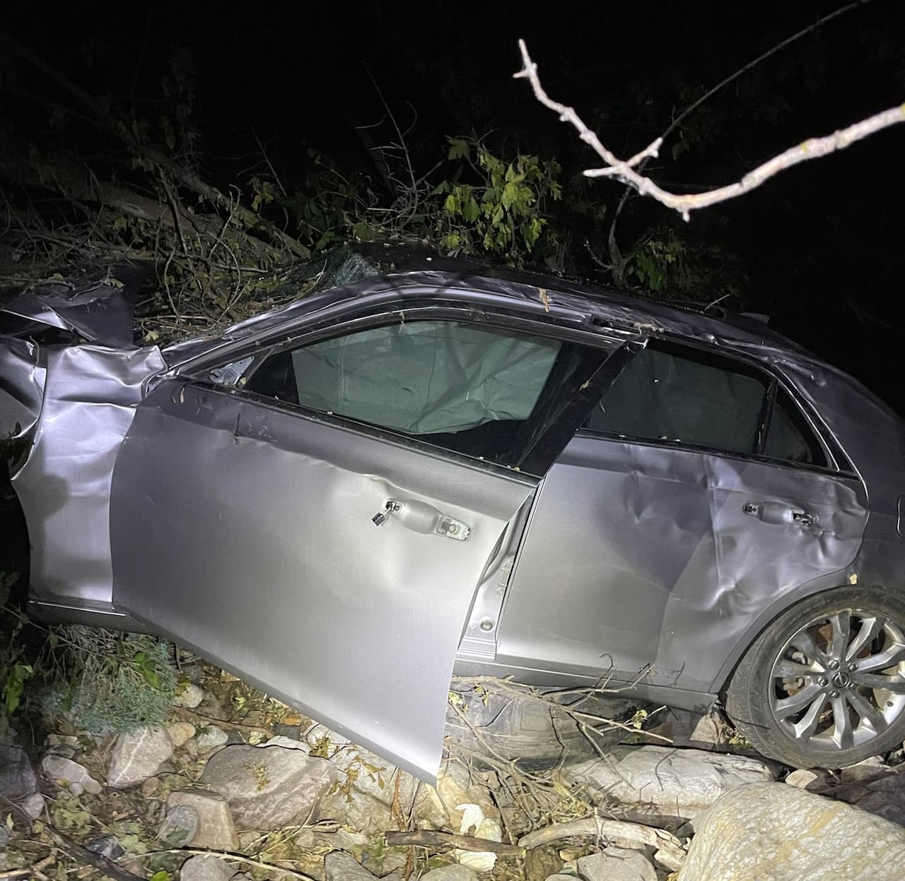 Mujer de 64 años sobrevive cinco días dentro de su auto tras caer por un barranco, conoce su historia