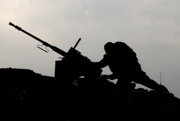 Los próximos pasos del movimiento islamista Hamás y de Israel son claves para detener la espiral de violencia que estalló el miércoles en la zona, en un aparente intento de la Yihad Islámica de arrastrar a ambas partes a un nuevo conflicto armado. "Israel considera a Hamás responsable de todo lo que ocurre (en Gaza): es el que ejerce la soberanía y el que debe responder por todo lo que ocurre", declaró un alto mando militar israelí en la zona, que reconoció que en los últimos meses no ve a milicianos de este grupo "participar en acciones terroristas". Para la Yihad Islámica, lanzar cohetes es "un medio excelente para avergonzar a Hamás, con el fin de demostrar que son ellos los que definen la agenda (política) en Gaza, mientras Hamás ha abandonado la yihad y la resistencia (armada) en busca del poder", escribe hoy el experto israelí en asuntos árabes y de Oriente Medio, Avi Isajarov. Organización mucho más pequeña, versátil e ideológica que Hamás, y sobre todo sin responsabilidades de gobierno, la Yihad trata de reavivar la lucha armada y "hace grandes esfuerzos para arrastrar (a ambas partes) a un nuevo conflicto", apelando en esta ocasión a la muerte de tres de sus hombres. Netanyahu debe decidir ahora "si quiere más violencia o seguir el toma y daca habitual con las milicias", subraya el académico.