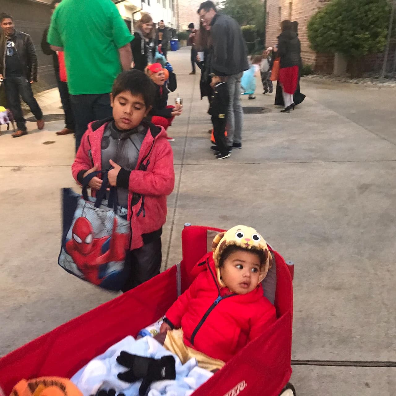 A pesar del frío los niños salieron a las calles a pedir los tradicionales dulces de Halloween.