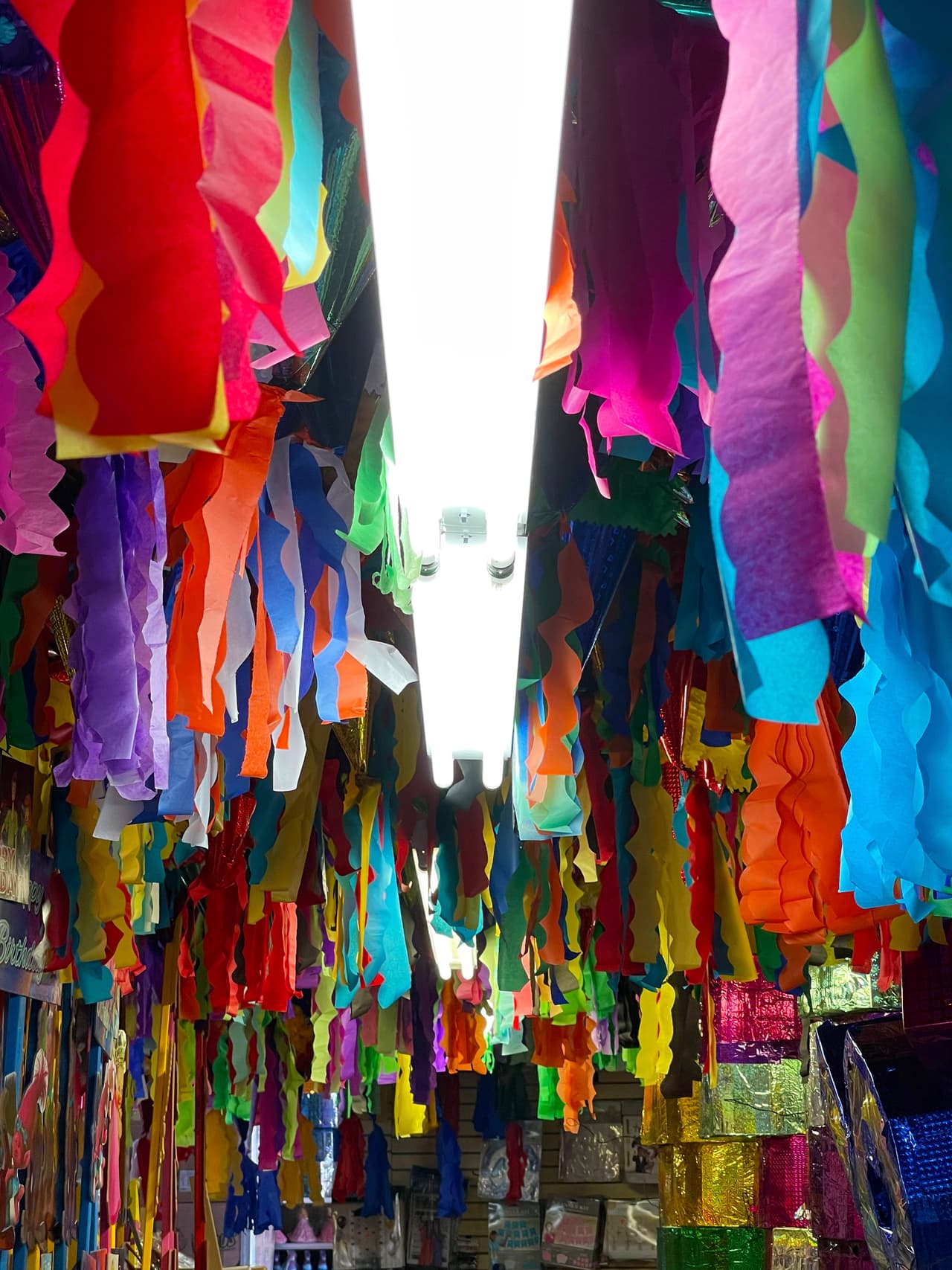 “Tenemos más de 50 piezas de arte en la exposición hechas por 15 artistas y colectivos que vienen de los Estados Unidos y también de México. Las piezas de arte incluyen piñatas tradicionales, como la estrella de 7 puntos, piñatas que hacen referencia a la cultura Latinx, por ejemplo tenemos una bailarina folclórica, y otra piñata de Selena del artista Amorette Crespo", dijo Shaffer-Del Valle.