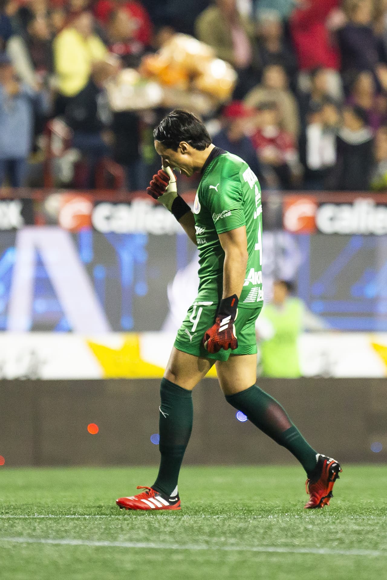 Brayan Angulo desaprovecha la oportunidad más clara de Xolos y revienta el poste desde los once pasos.
