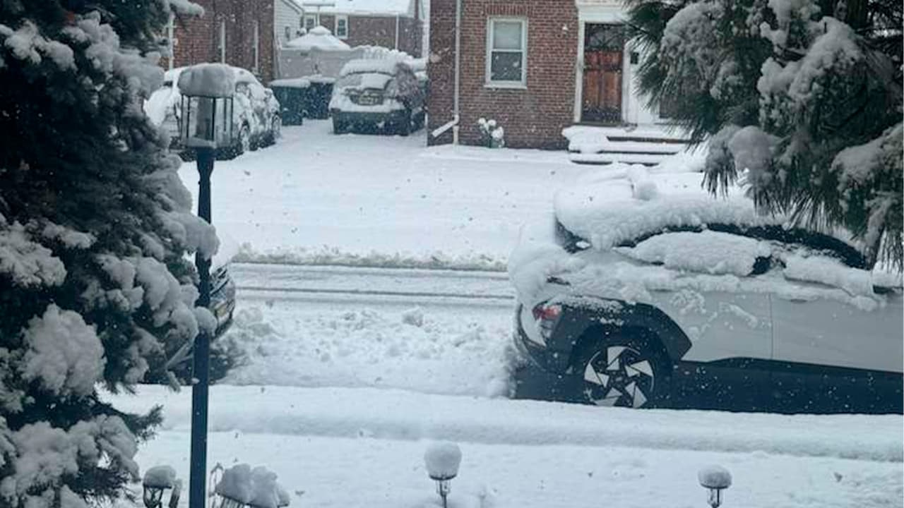 Autoridades municipales recordaron que los propietarios tienen hasta cuatro horas después de que termine la nevada para limpiar las aceras, o enfrentar 
<b>multas de entre 100 y 150 dólares</b>, mientras continúa la vigilancia meteorológica.