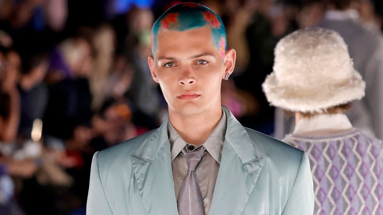 No obstante, algunos de sus fans no dudaron en defender al músico y señalaron que su look podría estar 
<a href="https://www.univision.com/entretenimiento/cultura-pop/christian-nodal-nuevo-look-inspirado-dior-no-j-balvin-segun-fans">inspirado en la nueva colección de la casa de moda francesa Dior: Spring 2023 Men</a>.