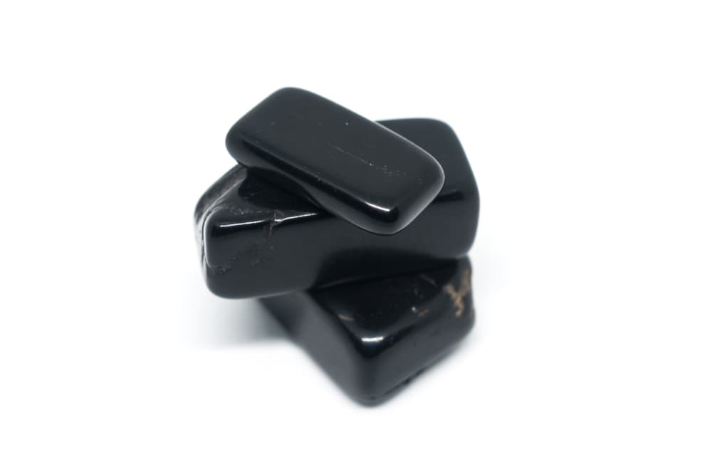 <h3 class="cms-H3-H3">Piedra azabache </h3>
<br>Este mineral es considerado como un gran protector que puedes llevar contigo ya sea en forma de piedra o incrustado en alguna joya. 
<br>Esta piedra crea una gran barrera contra las energías negativas, la envidia y el estrés proporcionándote energía y fuerza espiritual. 
<br>