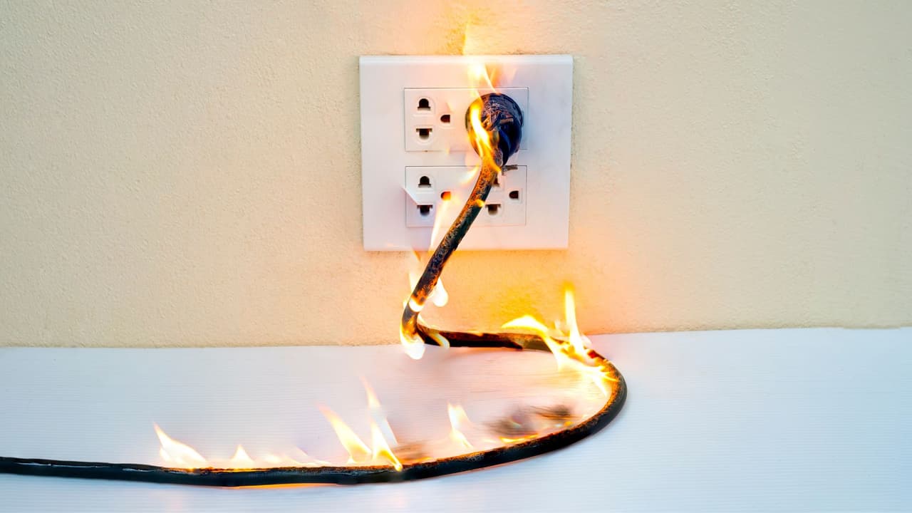 <h3 class="cms-H3-H3">¿Qué hacer si hay un incendio? </h3>
<br>
<b>Si hay fuego en casa: </b>Sal de inmediato, no intentes apagarlo si es grande. Usa escaleras de emergencia si vives en un edificio. Cierra puertas al salir para reducir la propagación del fuego. 
<br>
<b>Si quedas atrapado:</b> Pon un paño húmedo en las ranuras de la puerta para bloquear el humo. Llama al 911 y señala tu ubicación desde una ventana.