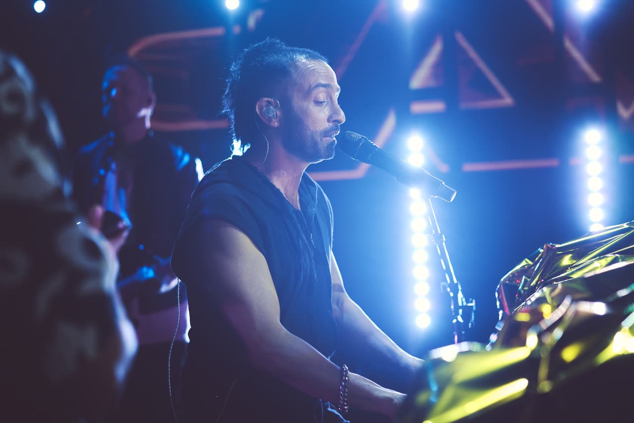 Mario Domm, de Camila, siempre está al pendiente de el más mínimo detalle y da todo en los ensayos.
<br>