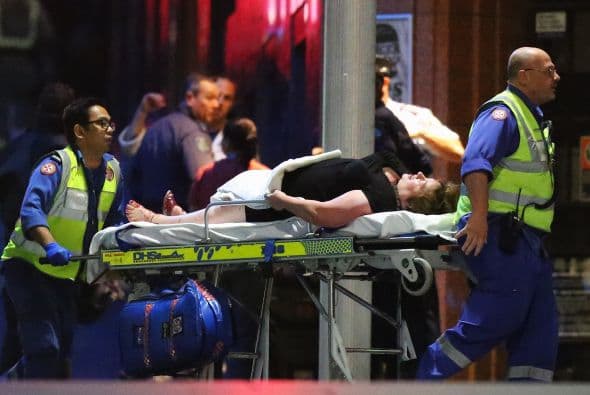 Una de las rehenes estaba ensangrentada de las piernas.