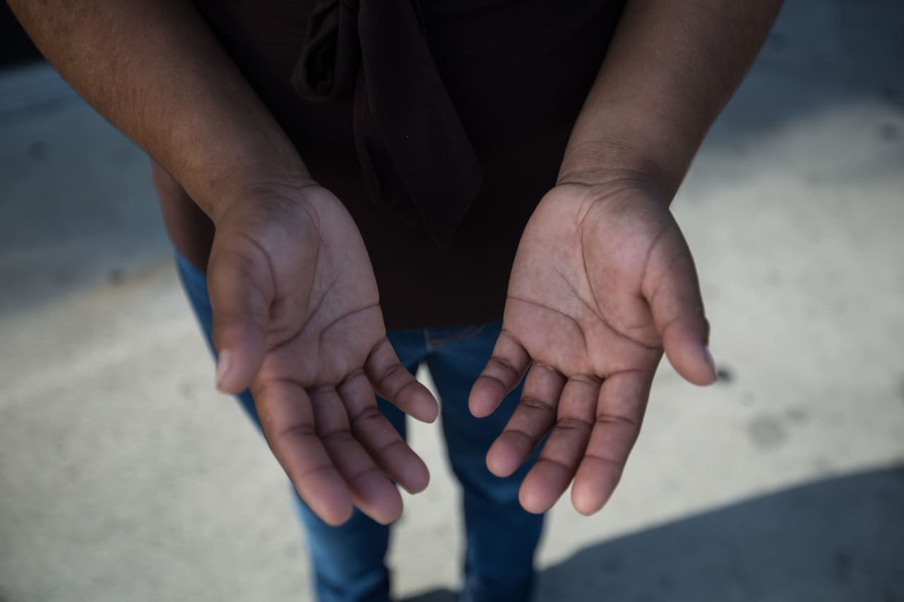 Juana, 19, de Guatemala, lleva un año apenas en Estados Unidos. “Cuando escuché que ganó Trump lloré bastante porque hace apenas un año que vine, gasté mucho dinero, tengo una gran deuda en Guatemala”.