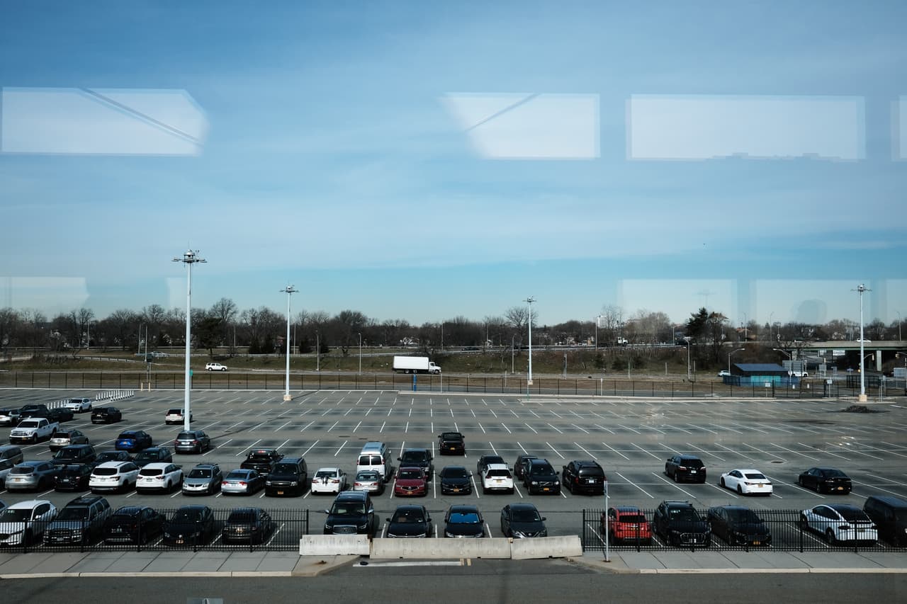 Todos los garajes de las distintas terminales del Aeropuerto Intercontinental George Bush permanecen abiertos a una tarifa diaria de 24 dólares por día.