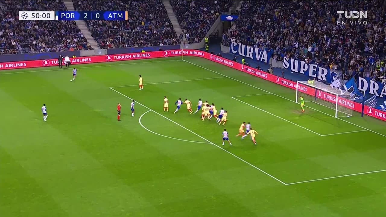 ¡TIRO ATAJADO! disparo por Mehdi Taremi.