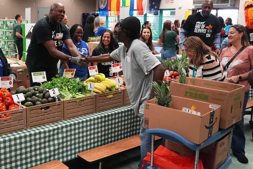 Exjugadores del Miami Heat entregan alimentos en Hollywood 