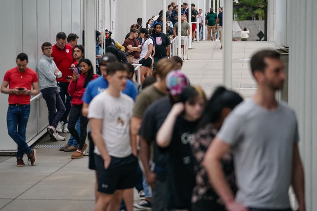 La gente hace fila para votar el último día de votación anticipada en el High Museum of Art de Atlanta, Georgia, el 1 de noviembre de 2024.