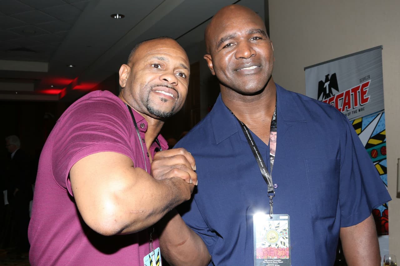 Uno de los más grandes Roy Jones Jr. sonríe con Evander "The Real Deal" Holyfield durante la Convención Anual del Consejo Mundial de Boxeo.