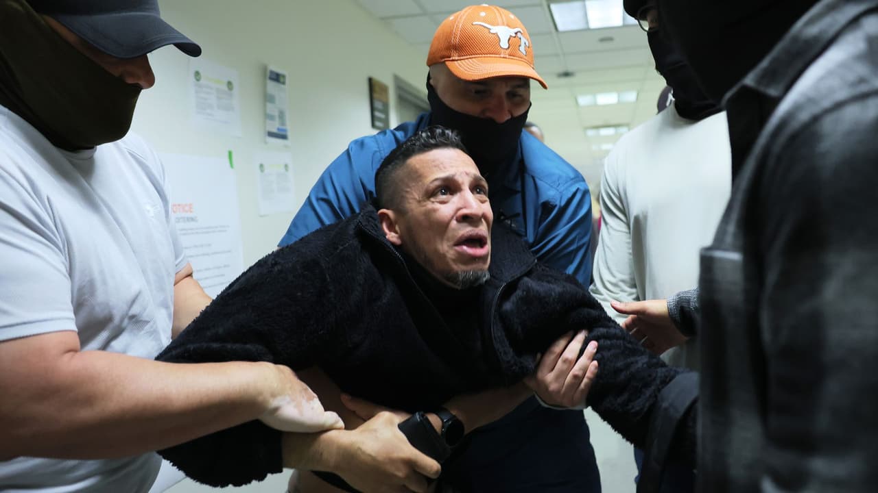 Temor a operativos migratorios aleja a la comunidad inmigrante de consultas médicas y comercios en Houston