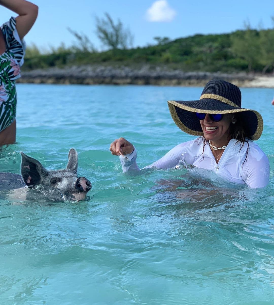 La Flaca aprovechó el calor del país caribeño para relajarse y alimentar a singulares animalitos: "¡Tenía que regresar a ver qué tal les va a los cerditos! Y por supuesto darle de comer. Que siga la tradición", comentó en una serie de fotografías que publicó en Instagram