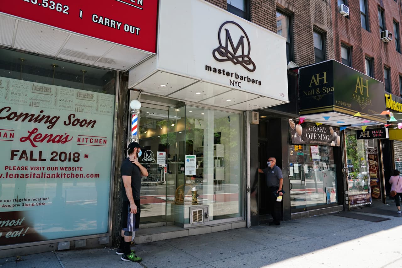 El Comisionado de Servicios para Pequeñas Empresas, Jonnel Doris, dijo que la ciudad está distribuyendo 2,5 millones de mascarillas para las empresas que abrirán en la Fase 3 y que están conectando a los propietarios de negocios con un directorio de mayoristas que venden equipamiento de protección.