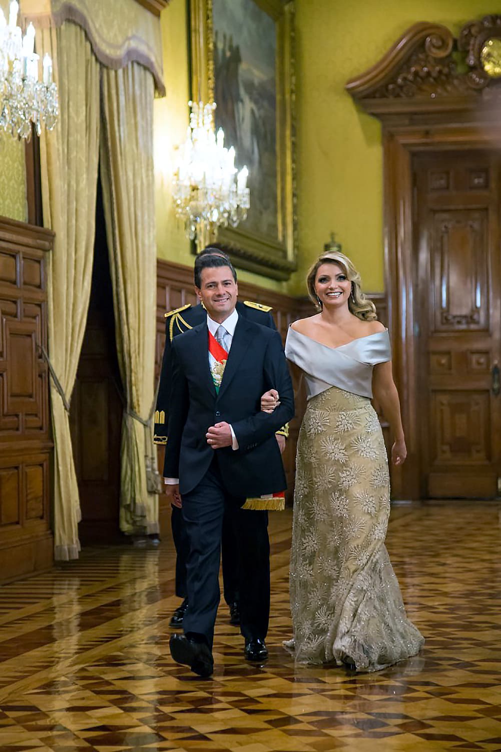 Para el festejo de la Independencia de México en 2015 la actriz eligió un diseño de Alejandro Carlín valuado en 4,000 dólares, según información del portal del diario 
<a href="https://vanguardia.com.mx/articulo/los-vestidos-de-la-gaviota-cuanto-ha-costado-el-atuendo-de-la-primera-dama-en-cada-grito" target="_blank">Vanguardia</a>.