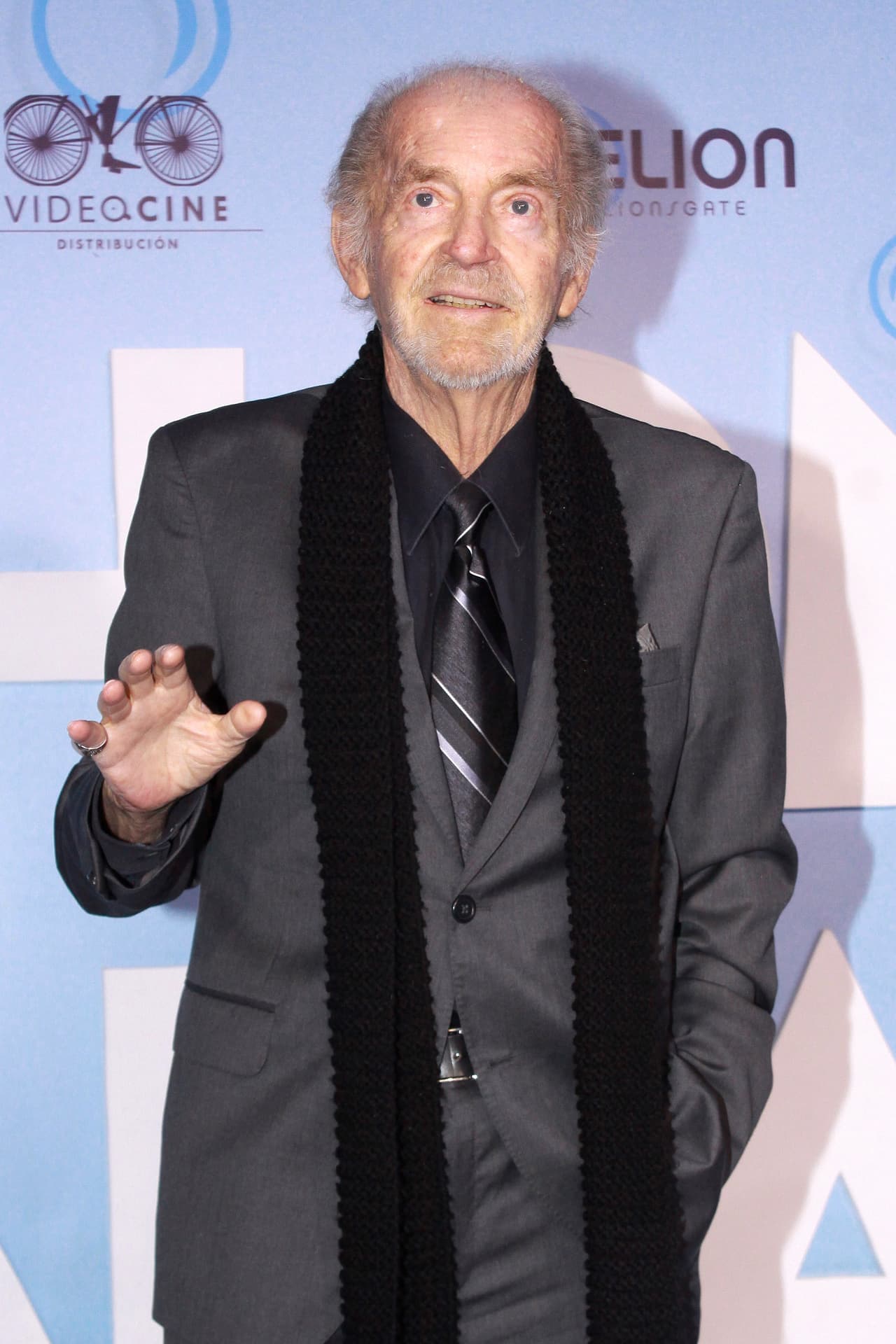 En el obituario de la gala en vivo se incluyó al
<b><a href="https://www.univision.com/shows/el-gordo-y-la-flaca/muere-el-primer-actor-fernando-lujan-a-los-79-anos-video" target="_blank">actor mexicano Fernando Luján</a></b>, quien murió el 11 de enero de 2019 a los 79 años.
<br>