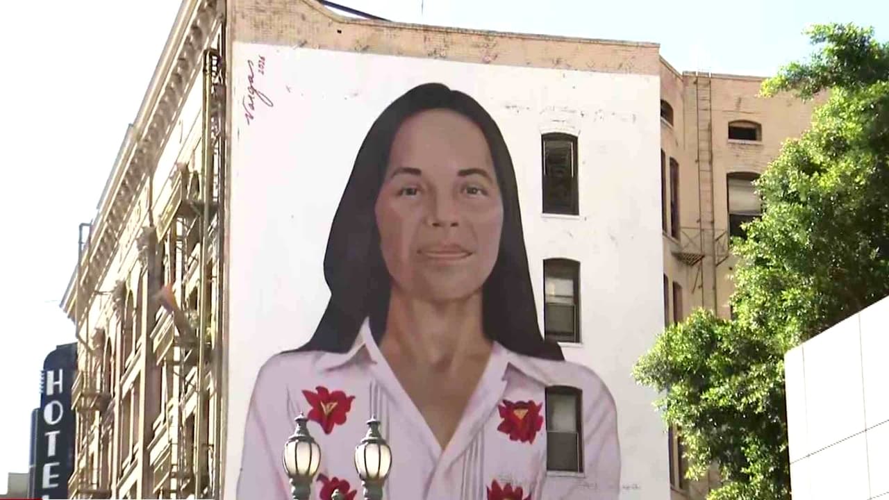 "Caminando hacia la historia": el mural de Dolores Huerta en Boyle Heights