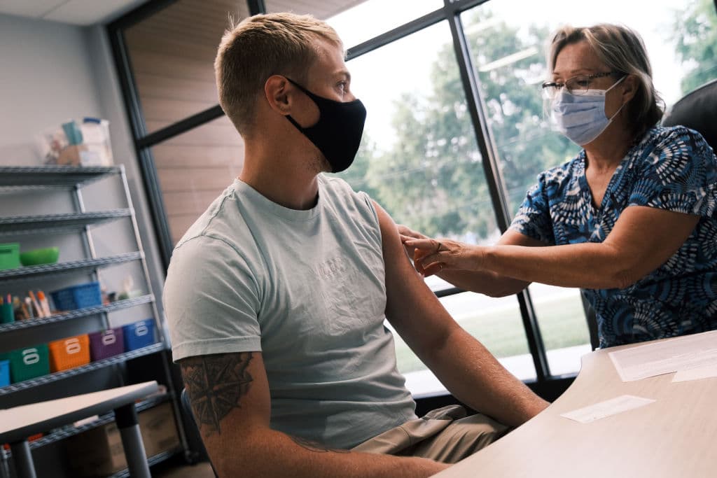 Sutter Health exige a los empleados y médicos estar vacunados contra el coronavirus