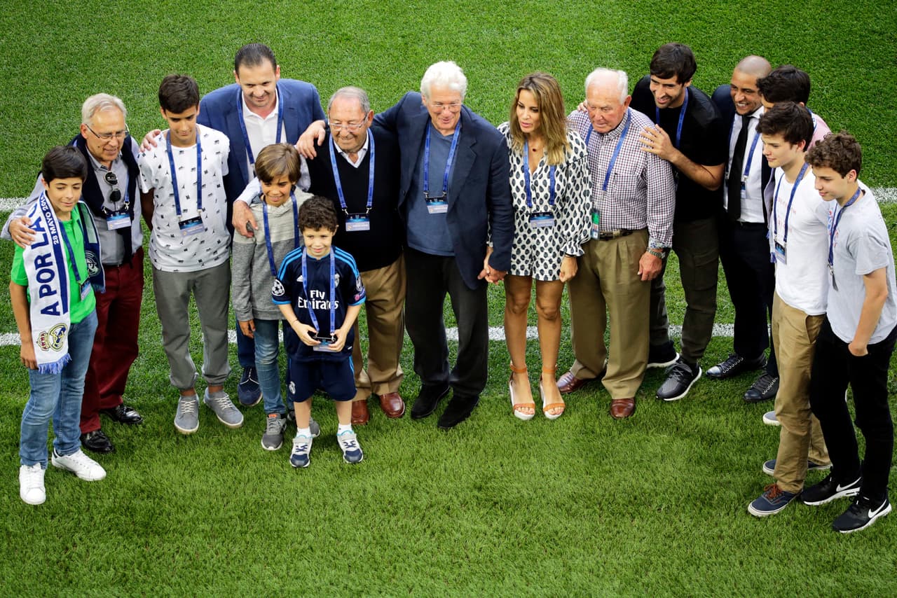 Raúl, Roberto Carlos y otras leyendas desatan la locura en la fan zone del Madrid
