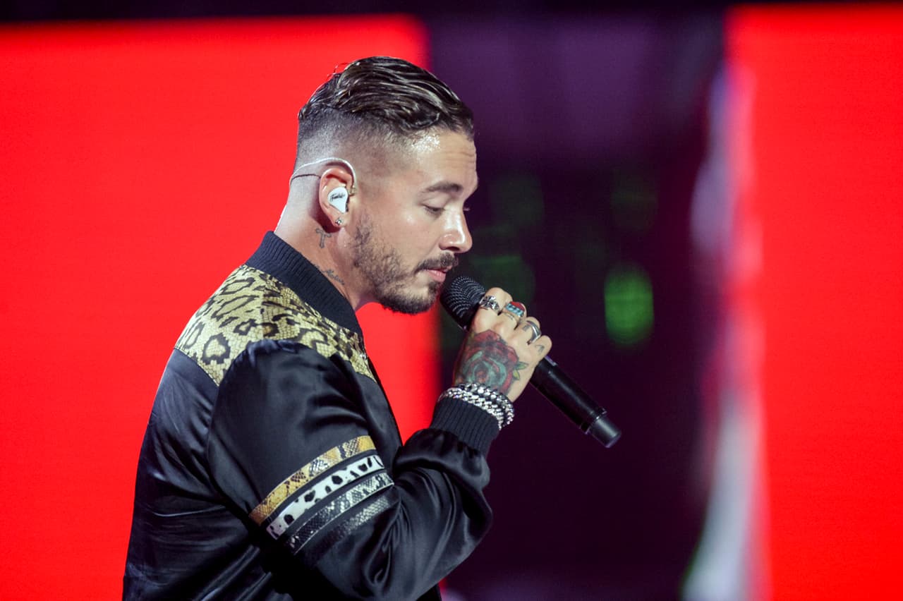 El primer día de ensayos vimos por el escenario a J Balvin, quien muy concentrado interpretó su número musical.