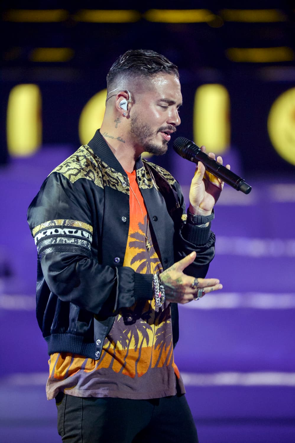 J Balvin está promocionando su más reciente disco titulado 'Energía'.