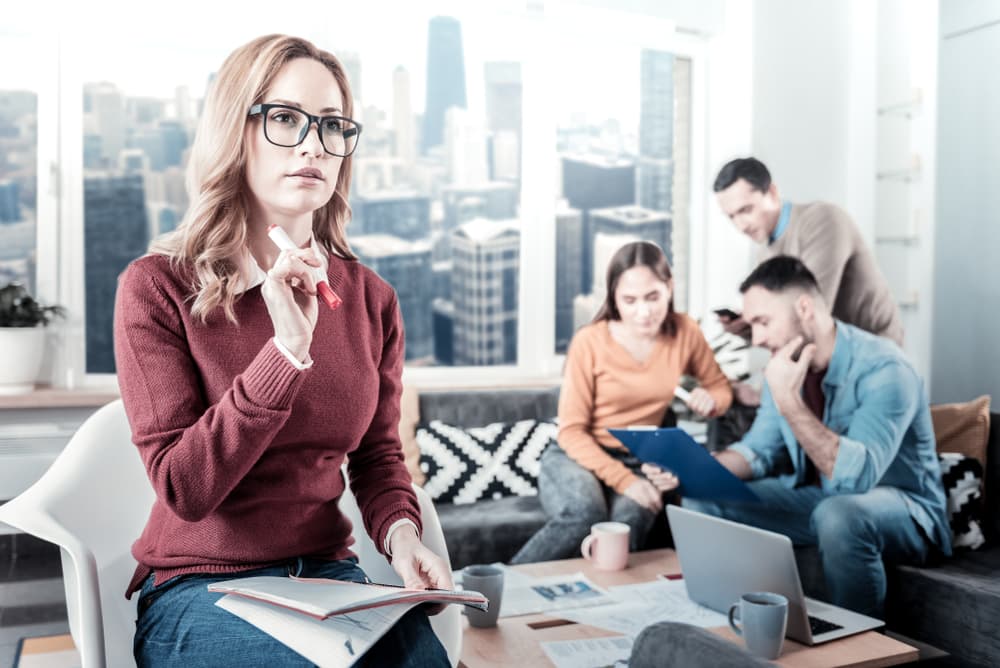 No olvidemos que cada signo tiene su lado yang y su lado yin, sus polos positivos y negativos, aspectos muy favorables y otros no tanto. Cultivar aquellos que son positivos nos hace ser cada día mejores seres humanos. Mira ahora unos cuantos ejemplos y con qué signos se les relaciona.