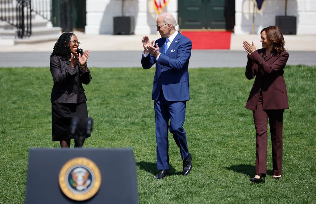 "Tomó 232 años para que una mujer negra llegara a la Corte Suprema, pero lo logramos": Ketanji Brown Jackson celebra en la Casa Blanca