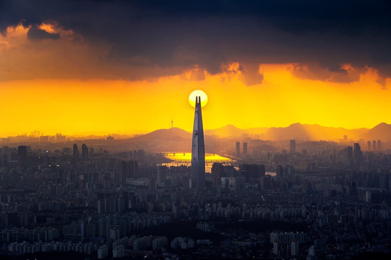 <b>#5 – Lotte World Tower (Seúl, Corea del Sur): </b>abrió sus puertas en abril de 2017 y se convirtió rápidamente en un hito arquitectónico de la ciudad con 123 pisos.