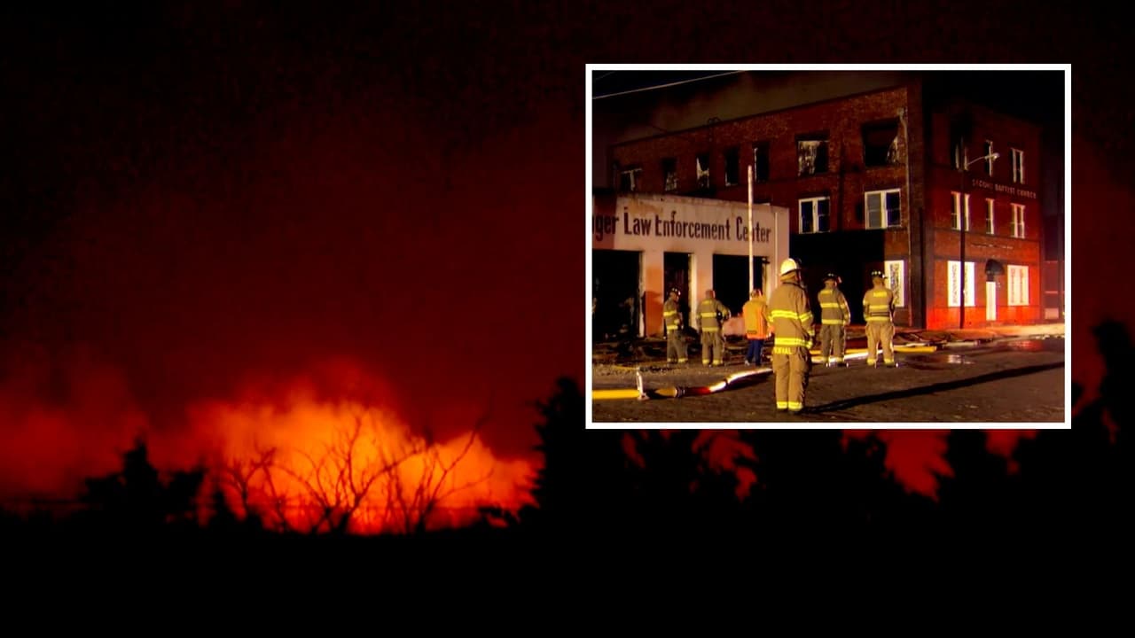 Estas fueron las imágenes del jueves 17 de marzo, la primera
<b> noche del incendio en Rangel y Carbon</b>, en Eastland, Texas. Esa noche no se había contenido más del 2% del incendio.