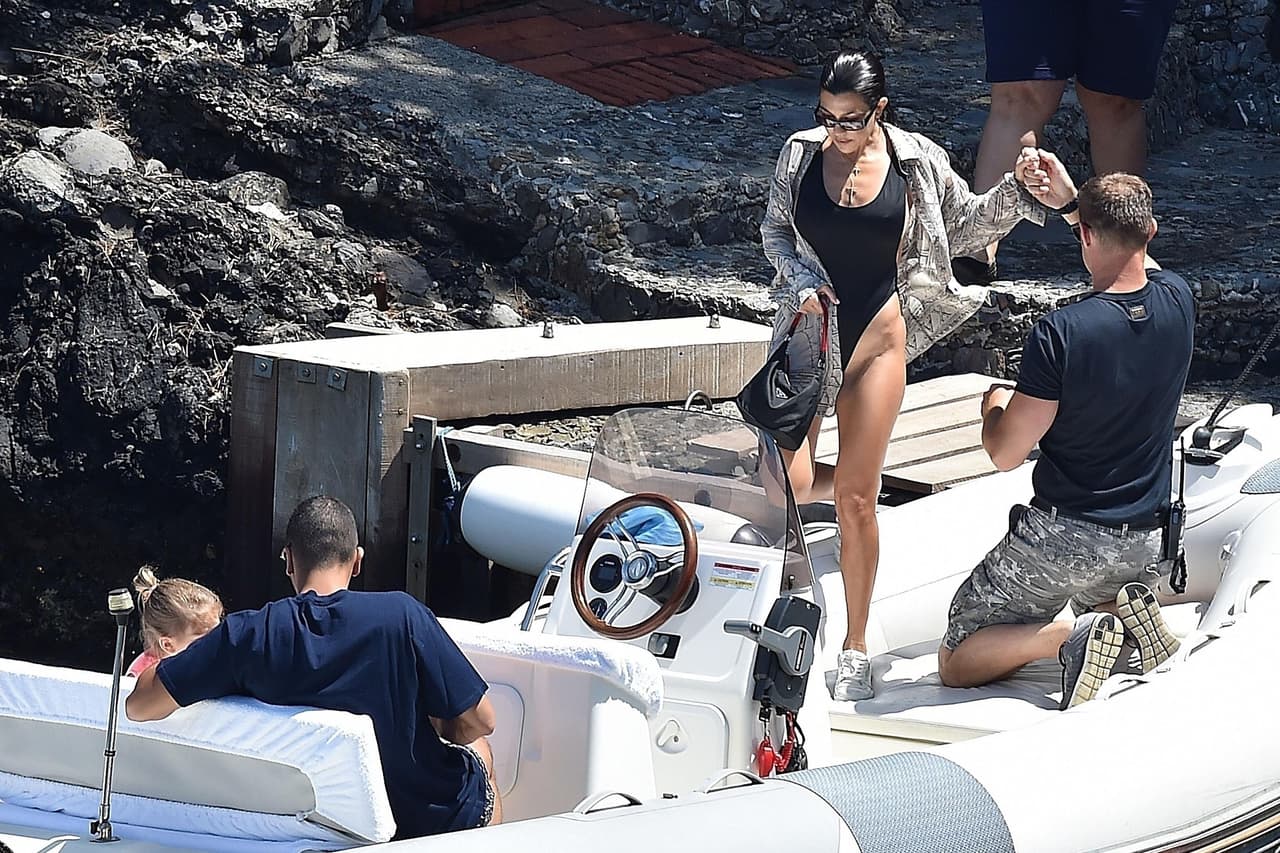Kourtney Kardashian, así como sus tres hijos y su novio argelino, aparecen disfrutando de las playas de Italia a bordo de un yate.
